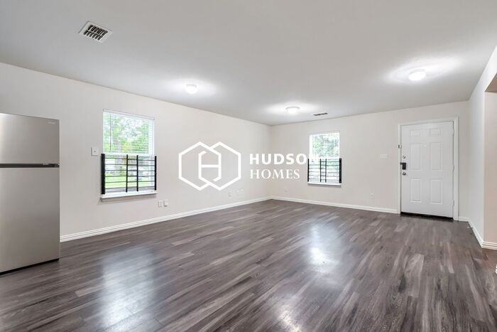3627 Sidney St - Photo 4 of 14