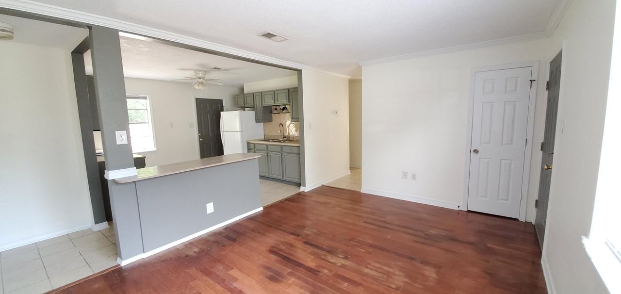 212 Barbara Cir - Photo 3 of 15