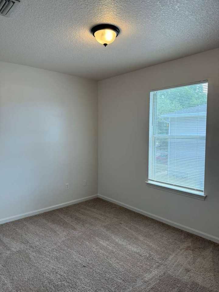 702 Meadowbrook Drive - Photo 6 of 7
