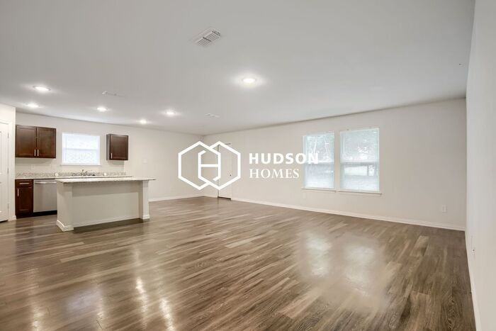312 Bounding Main St - Photo 4 of 14
