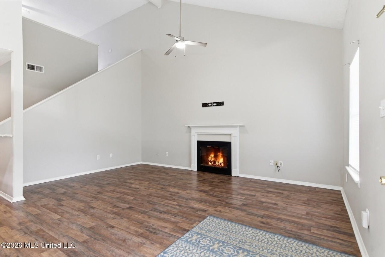 2387 Trafalgar Dr - Photo 4 of 32