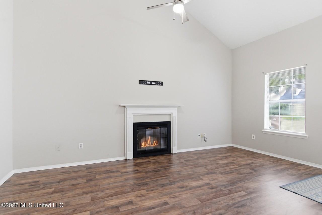 2387 Trafalgar Dr - Photo 5 of 32