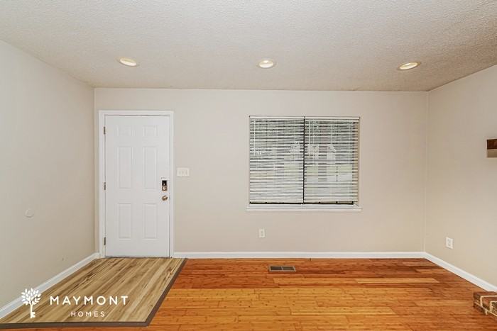 6836 Markham Dr - Photo 5 of 16
