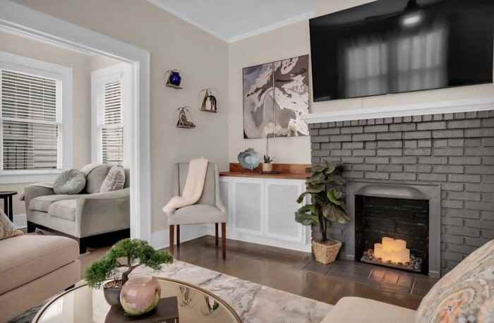 403 E 50th St - Photo 4 of 25