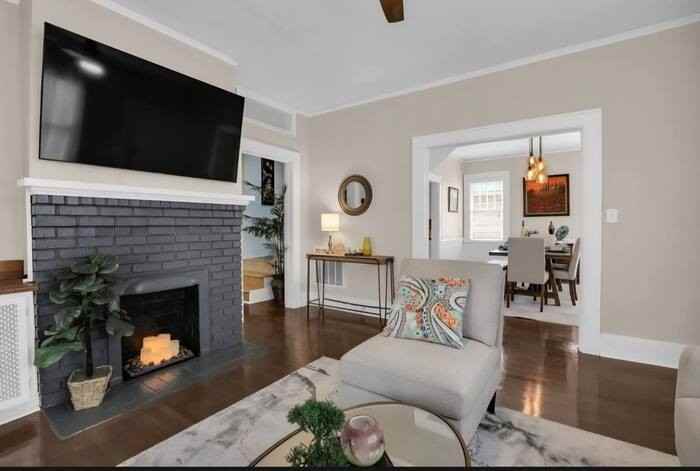 403 E 50th St - Photo 6 of 25