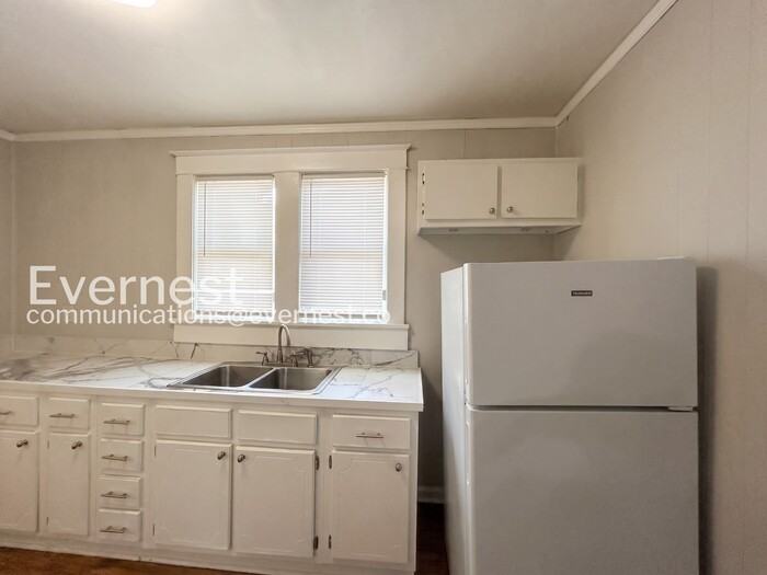2984 Waverly Ave - Photo 4 of 30