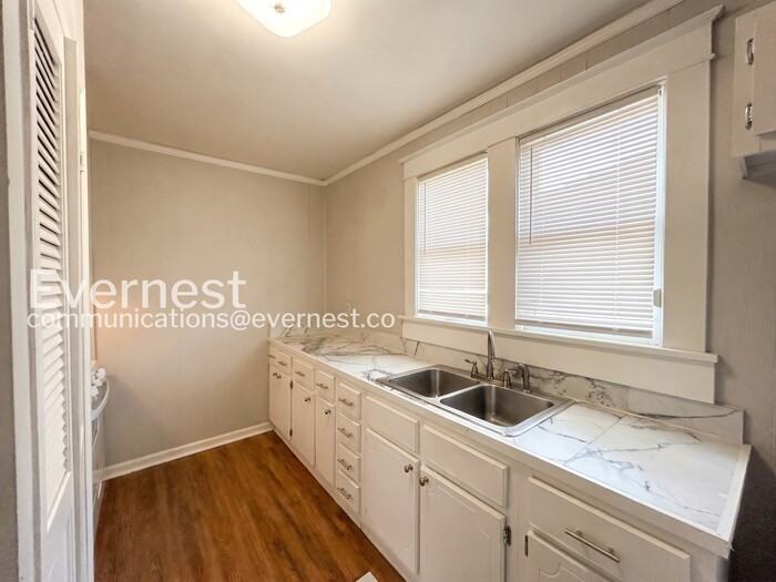 2984 Waverly Ave - Photo 5 of 30