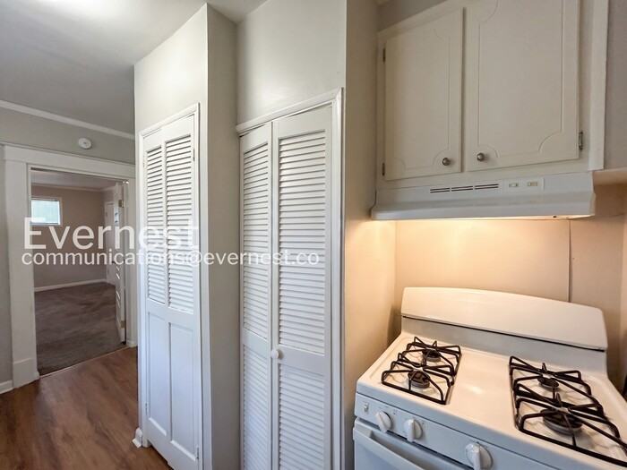 2984 Waverly Ave - Photo 6 of 30
