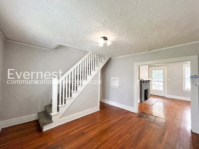 2984 Waverly Ave - Photo 7 of 30