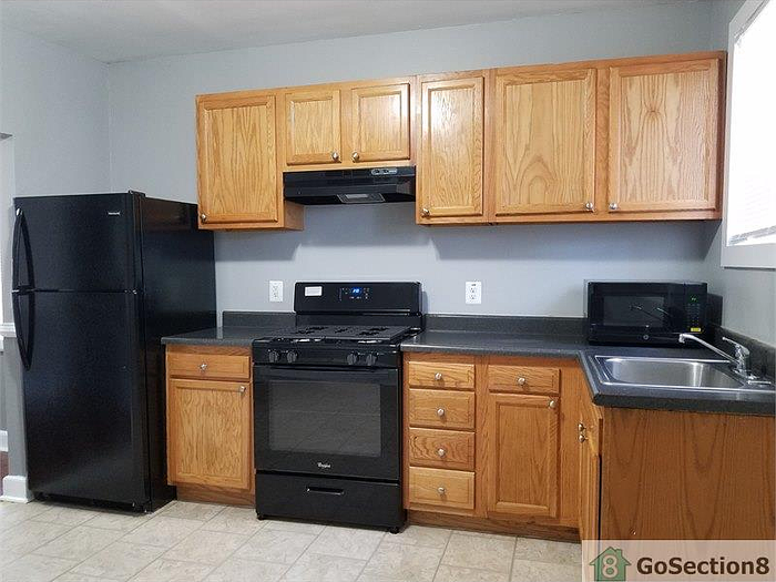 1099 N Kenwood Ave - Photo 2 of 6