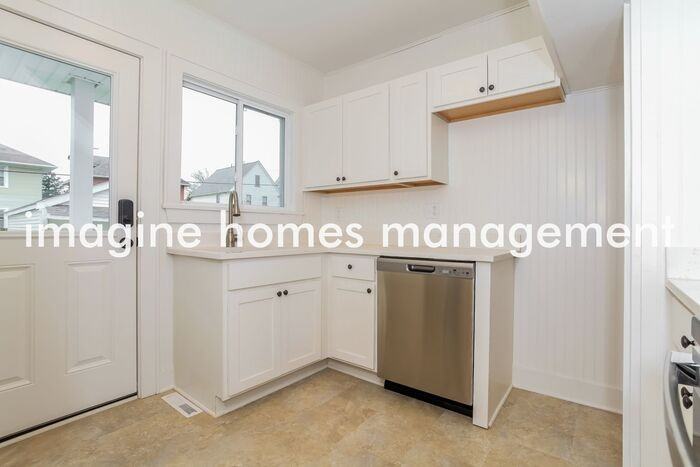1453 Larchmont Ave - Photo 5 of 22