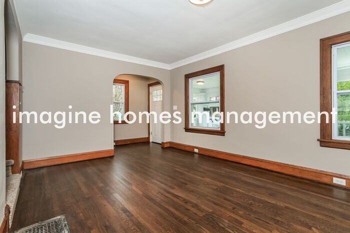 1453 Larchmont Ave - Photo 6 of 22