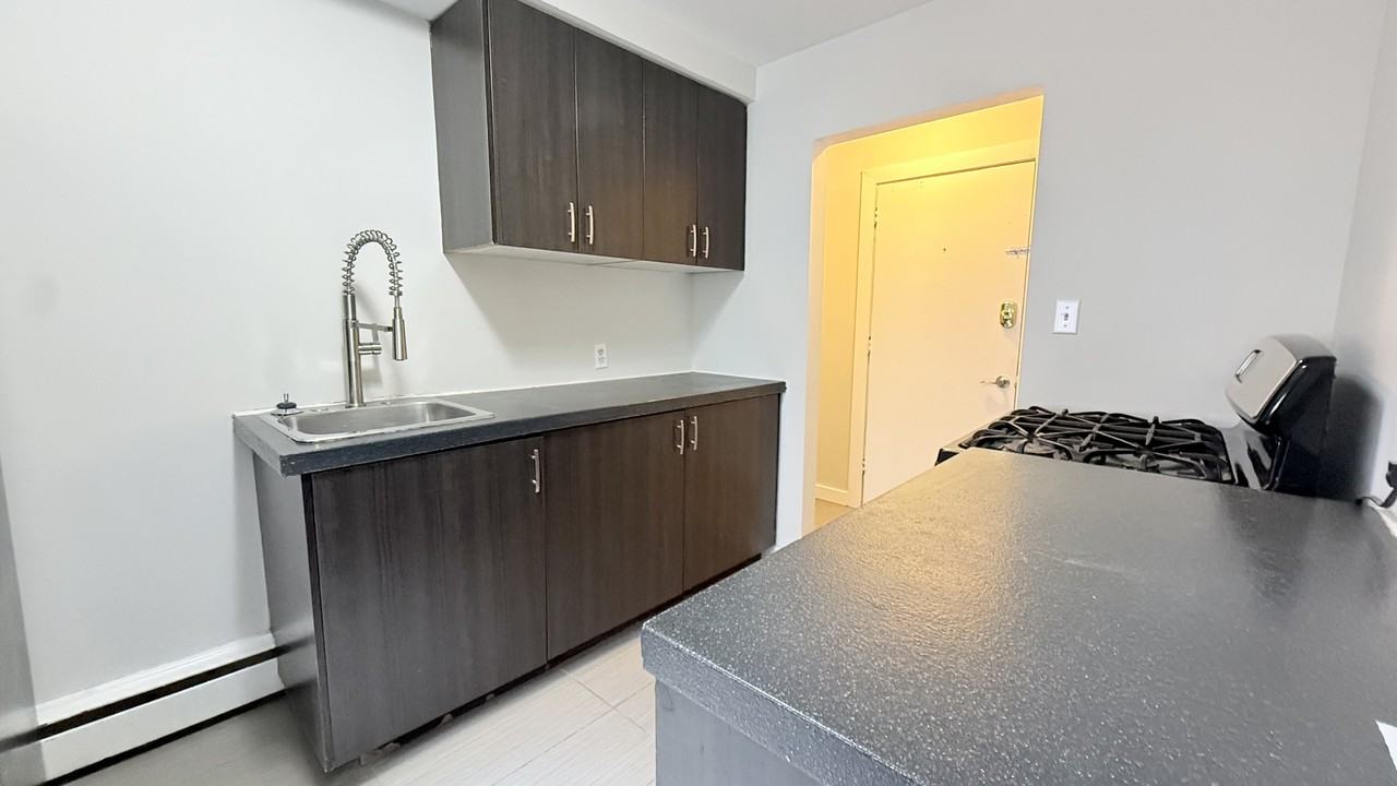 11-23 McClary Ave - Photo 3 of 10