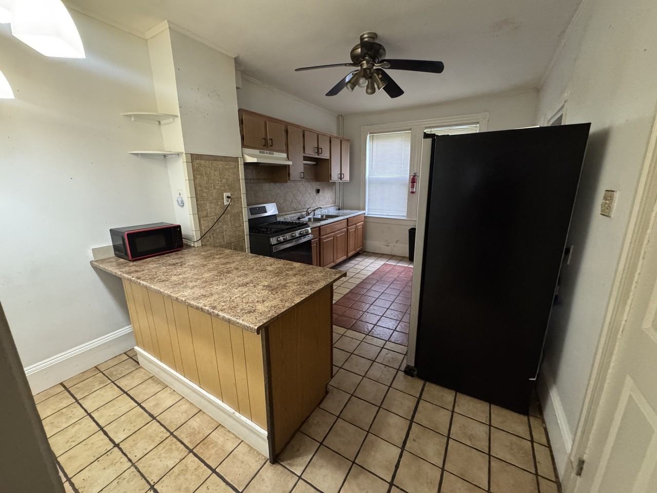 88 Bernard St #ROOM - Photo 2 of 18