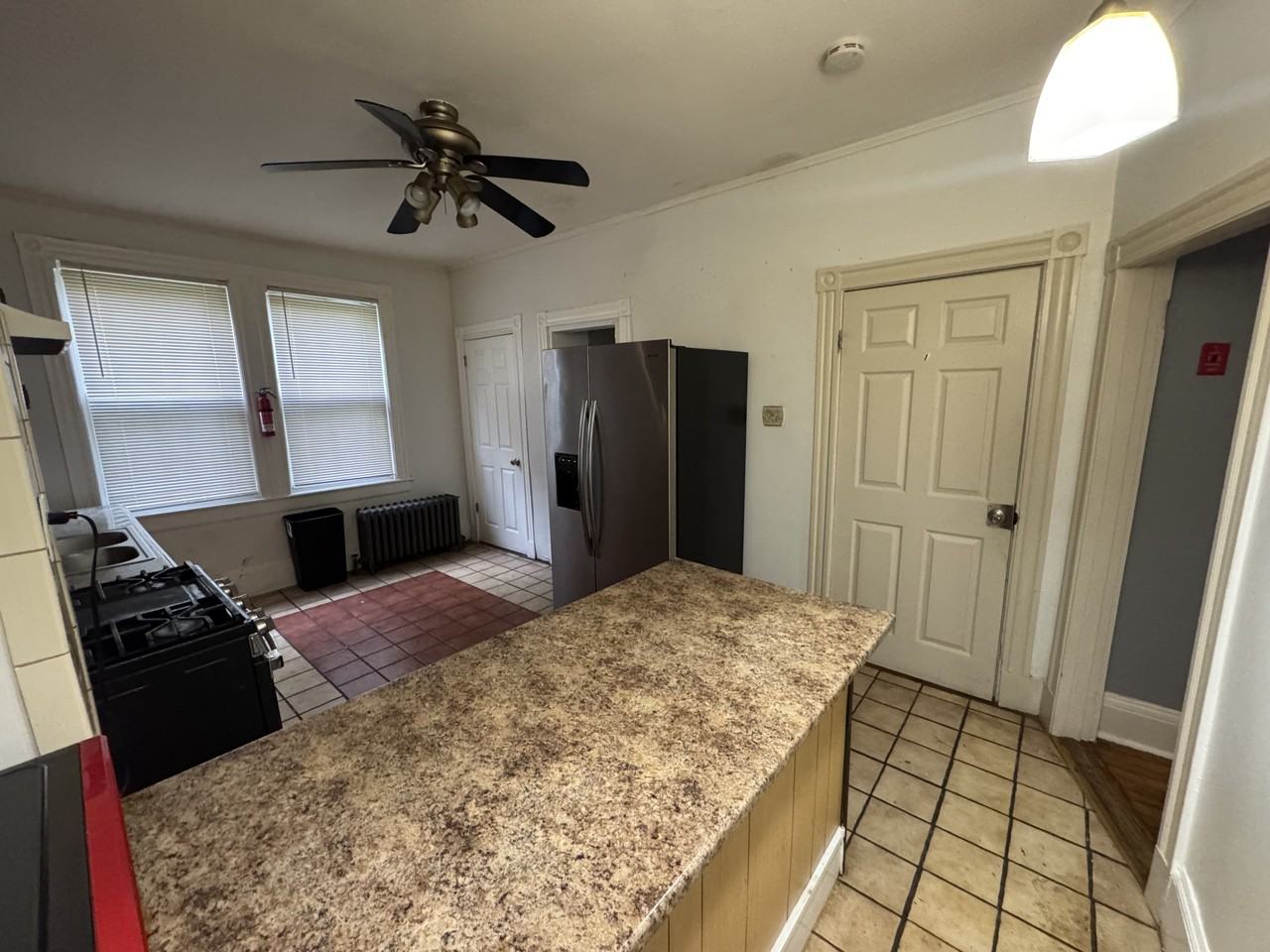 88 Bernard St #ROOM - Photo 3 of 18