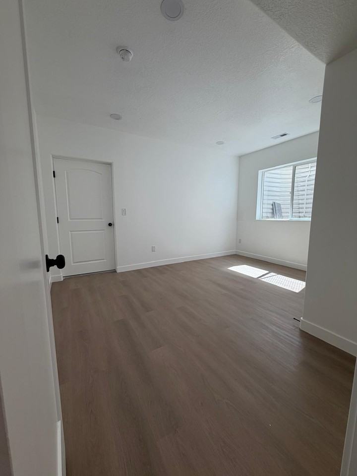 13836 S Greenford Ln #1 - Photo 6 of 10