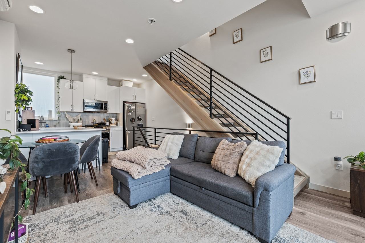 2045 Nw 60th St #B - Photo 3 of 21