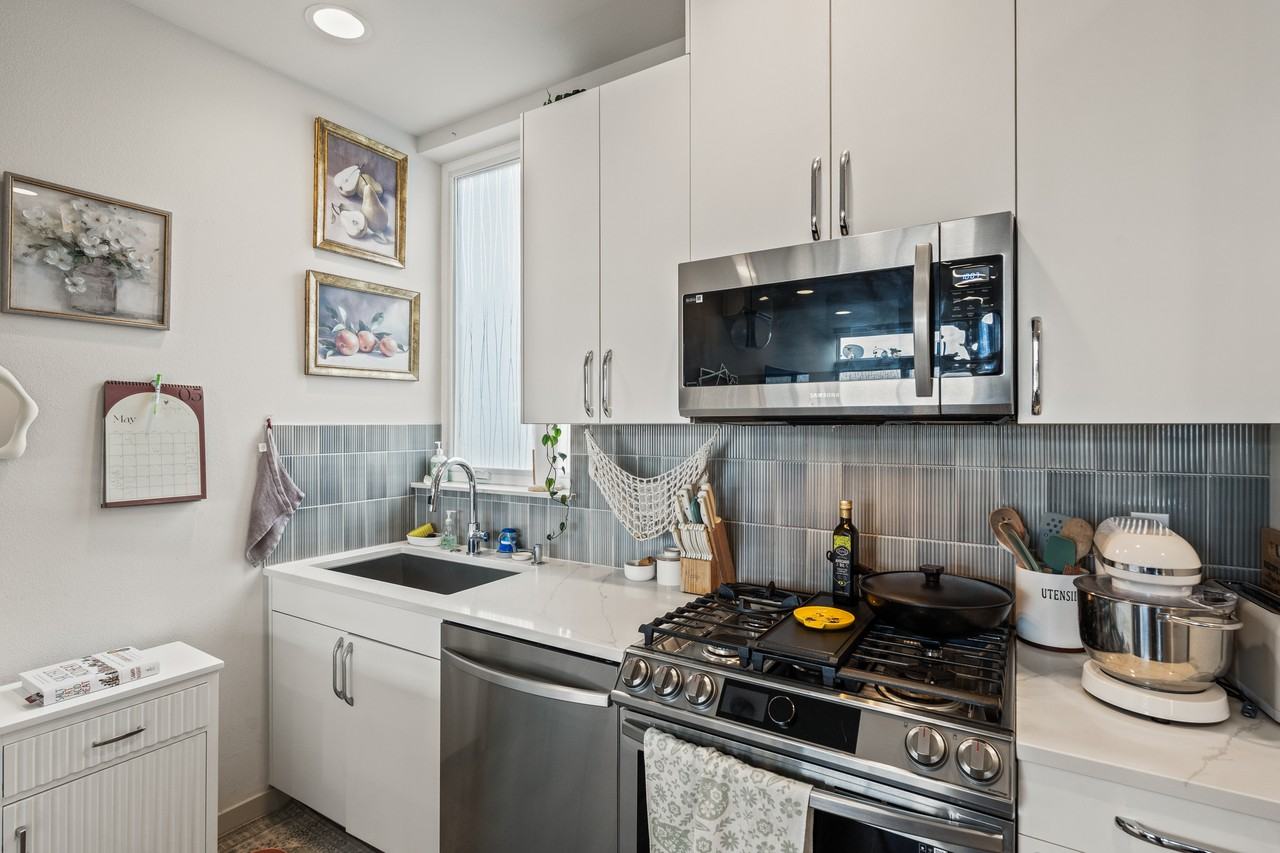 2045 Nw 60th St #B - Photo 4 of 21