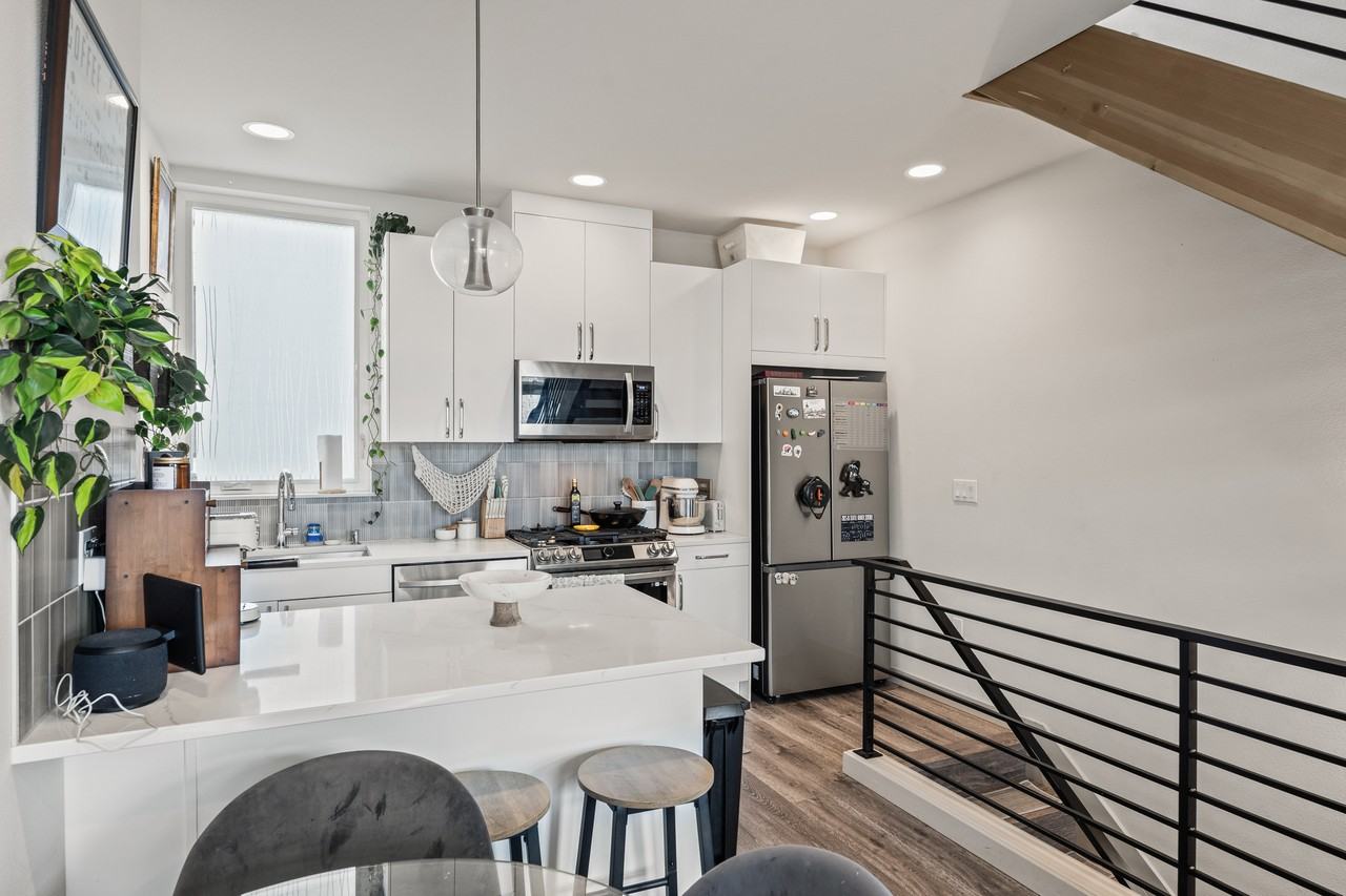 2045 Nw 60th St #B - Photo 6 of 21