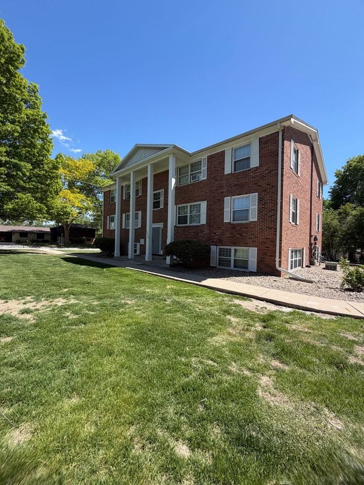 Welcome to Manor Heights Apartments! - Photo 2 of 10