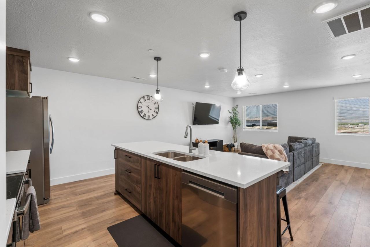 394 N 400 E - Photo 6 of 9
