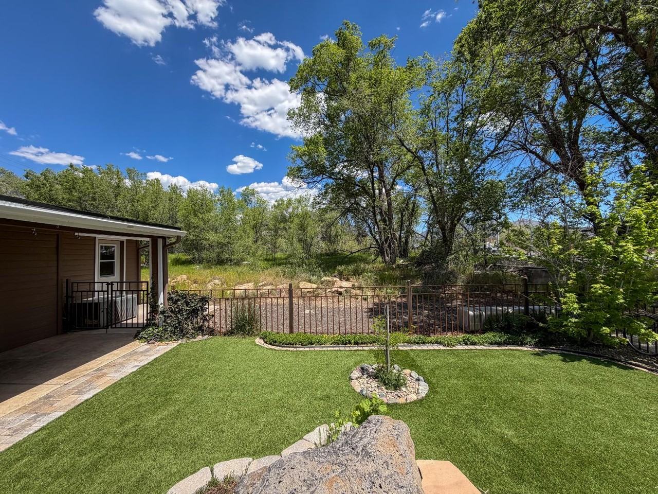 625 S Lone Tree Rd - Photo 3 of 11