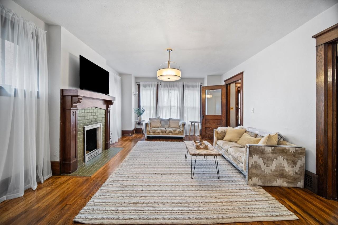425-427 W 8th St - Photo 3 of 10
