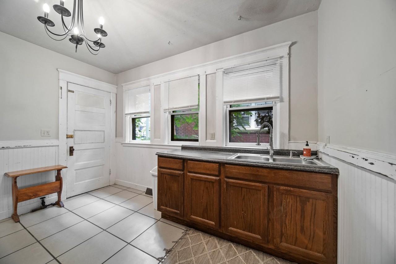 425-427 W 8th St - Photo 4 of 10