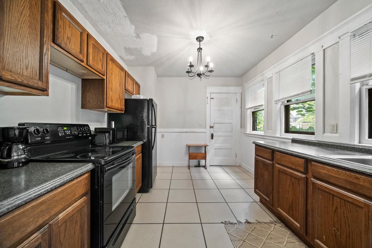 425-427 W 8th St - Photo 5 of 10