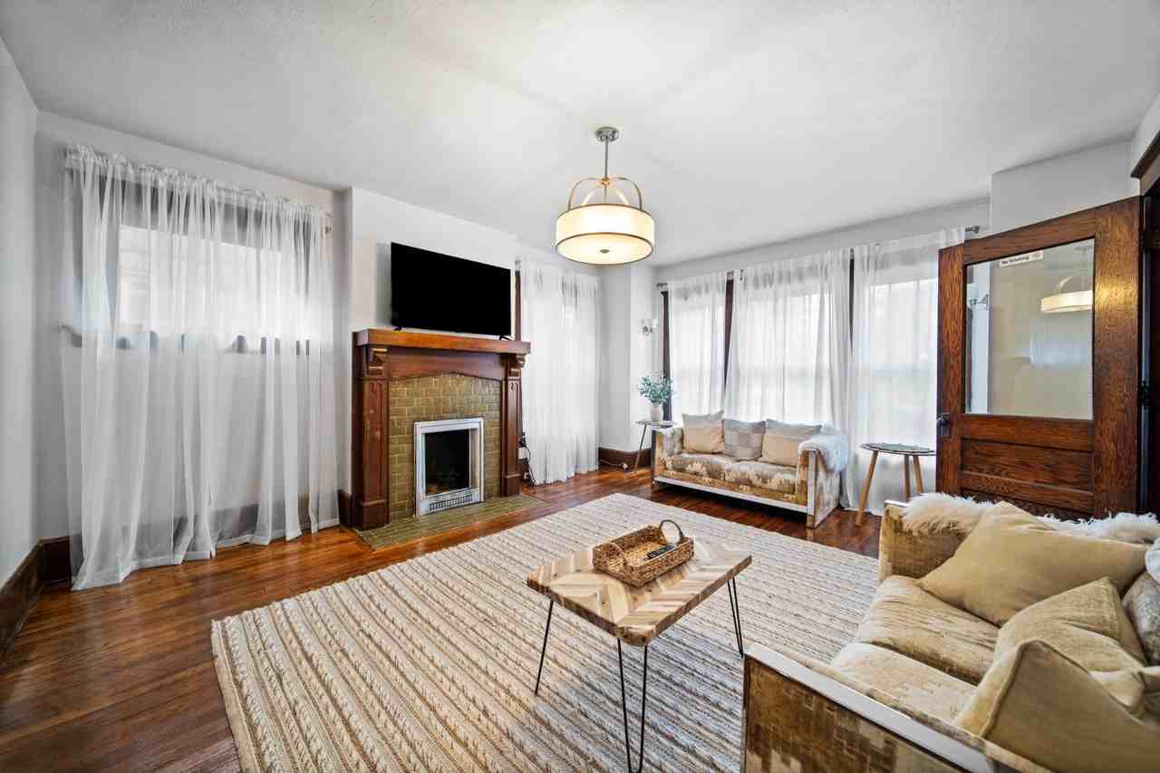 425-427 W 8th St - Photo 6 of 10