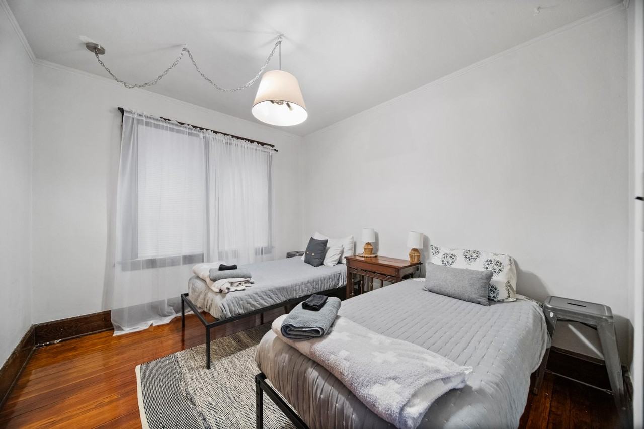 425-427 W 8th St - Photo 7 of 10