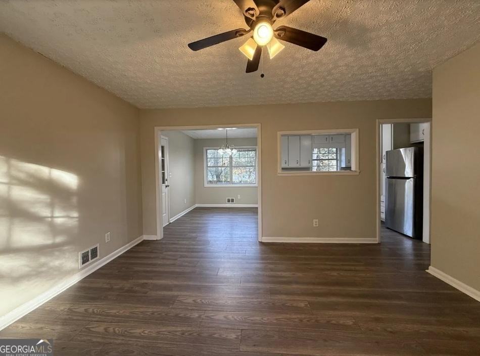 7016 Adel Ln - Photo 6 of 20