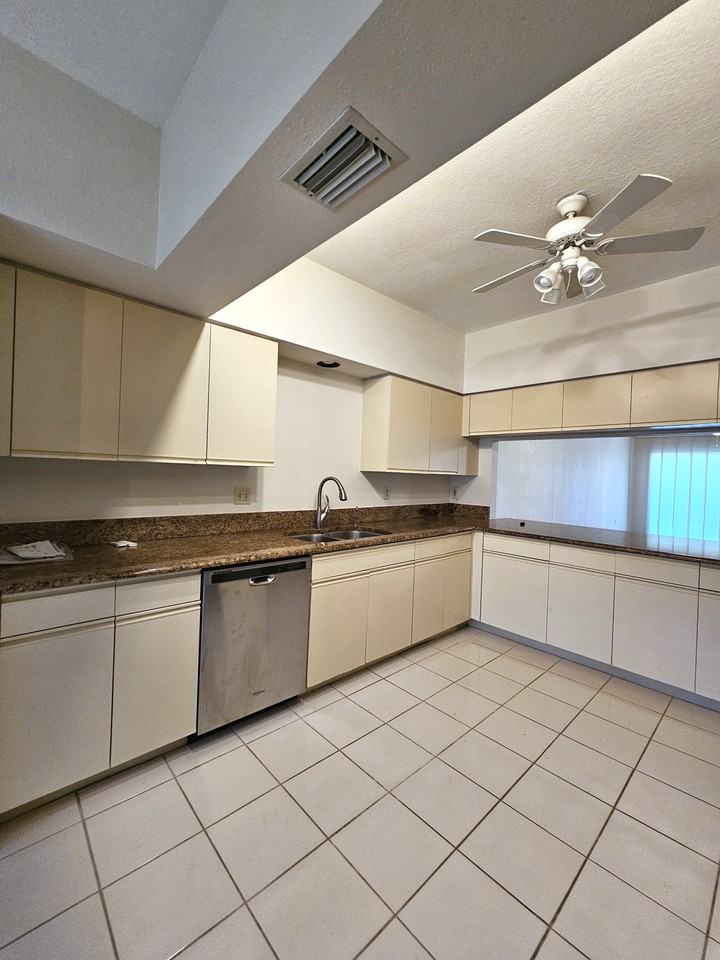 6025 Chardonnay Lane - 1Unit 102 #102 - Photo 7 of 33