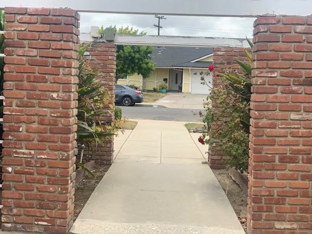 812 N Bradley Rd Apt A #812A - Photo 2 of 9