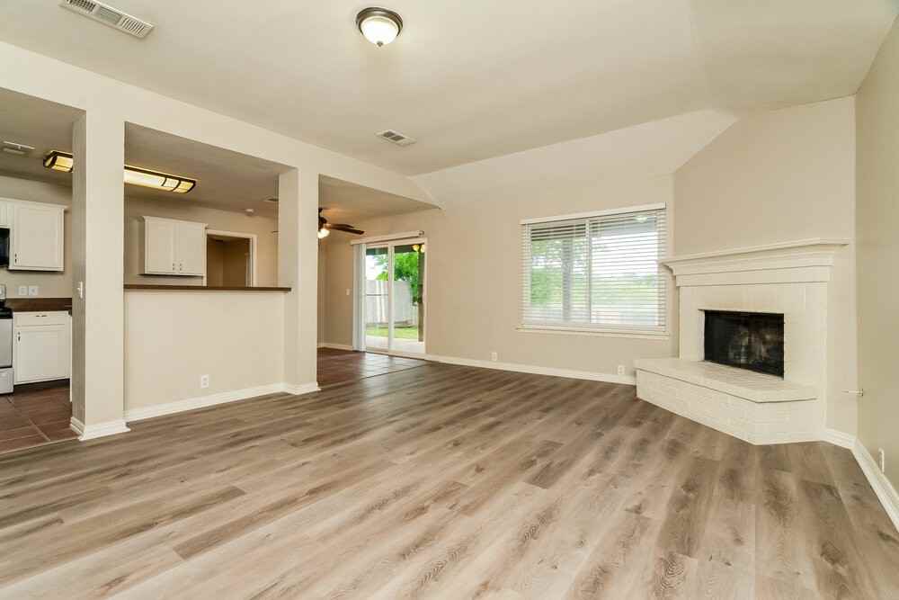 1001 Springcreek Dr - Photo 4 of 16