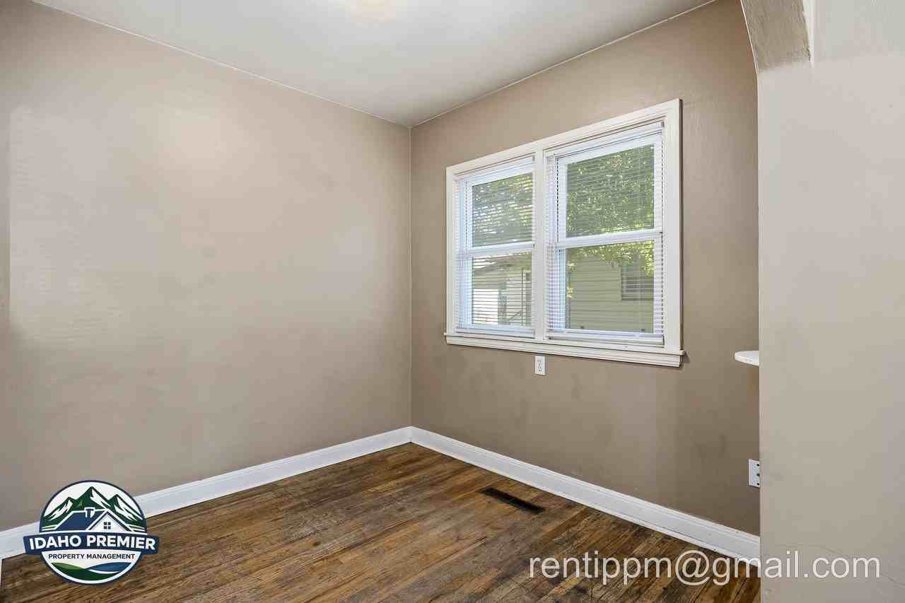 211 Walnut St #1 - Photo 6 of 20