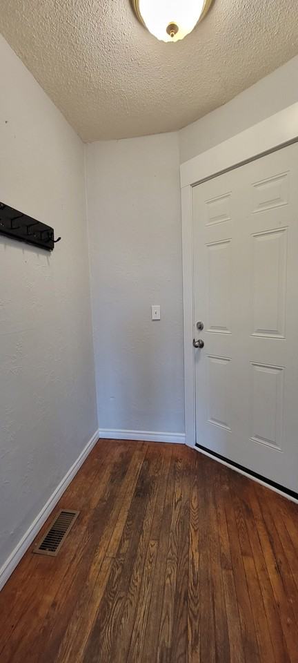10510 102 St - Photo 3 of 18