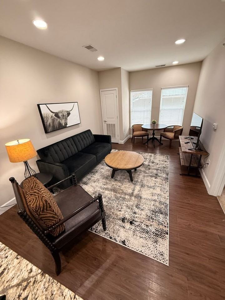 609 S Henderson - Photo 2 of 24