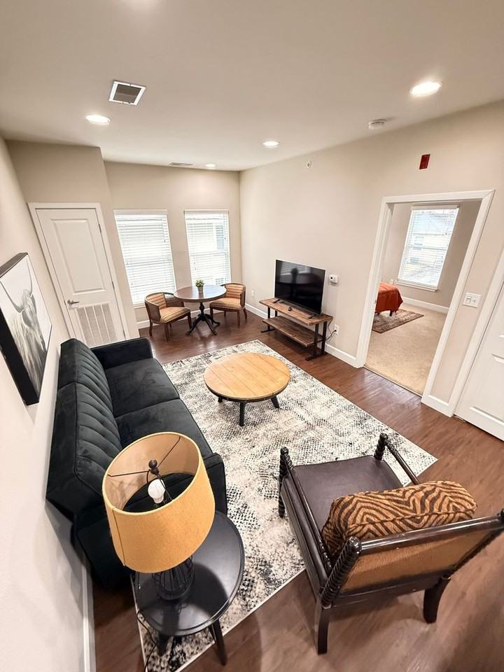 609 S Henderson - Photo 3 of 24