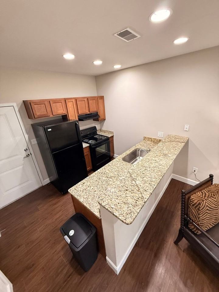 609 S Henderson - Photo 4 of 24