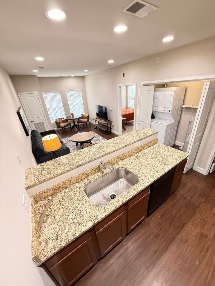 609 S Henderson - Photo 5 of 24