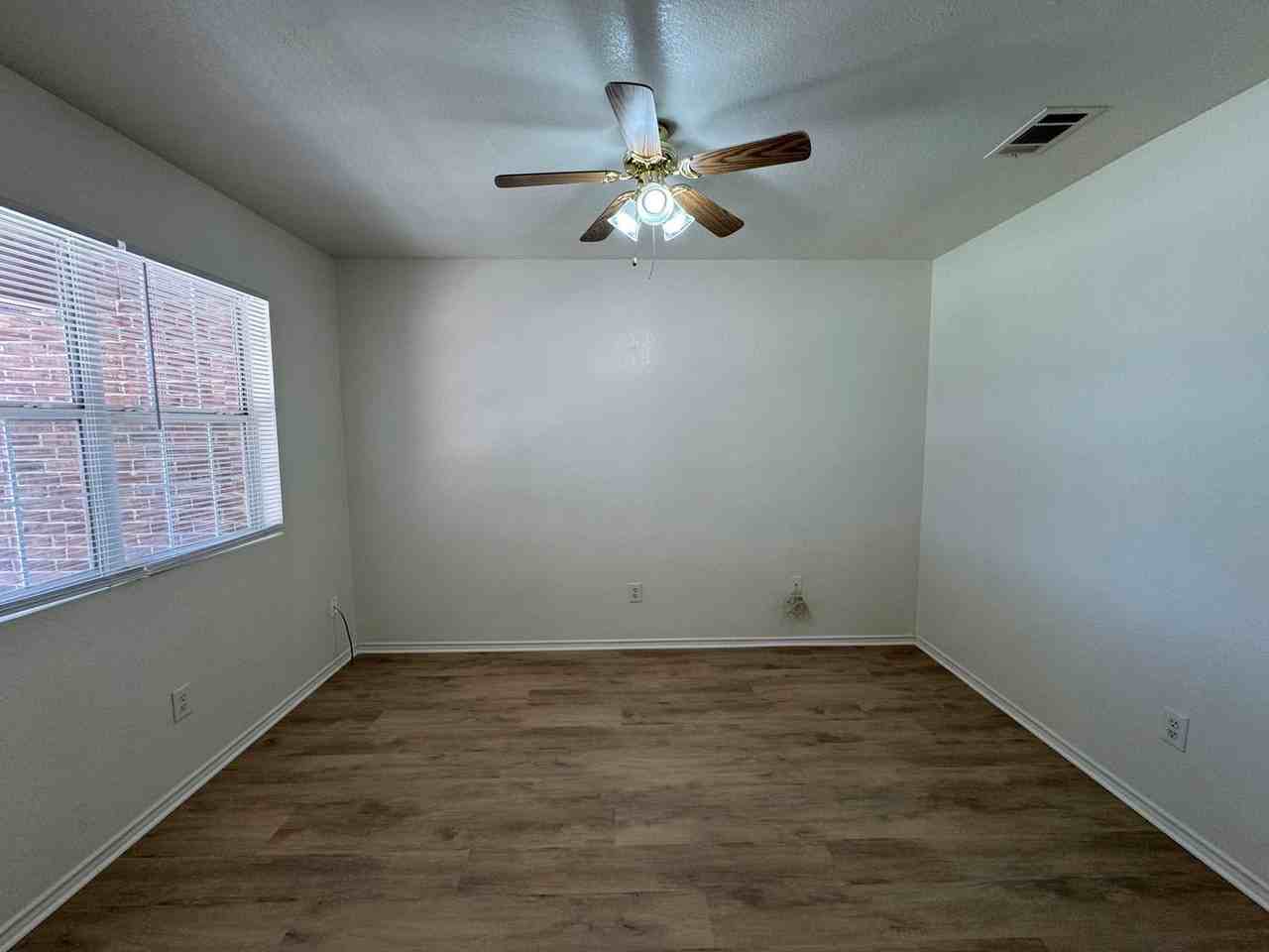 4600 Greyhound Dr - Photo 5 of 35