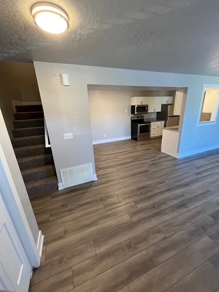 2852 Green Meadow Dr #J - Photo 3 of 10