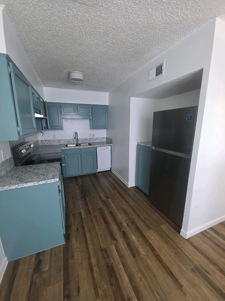 925 Saratoga St #1 - Photo 2 of 6
