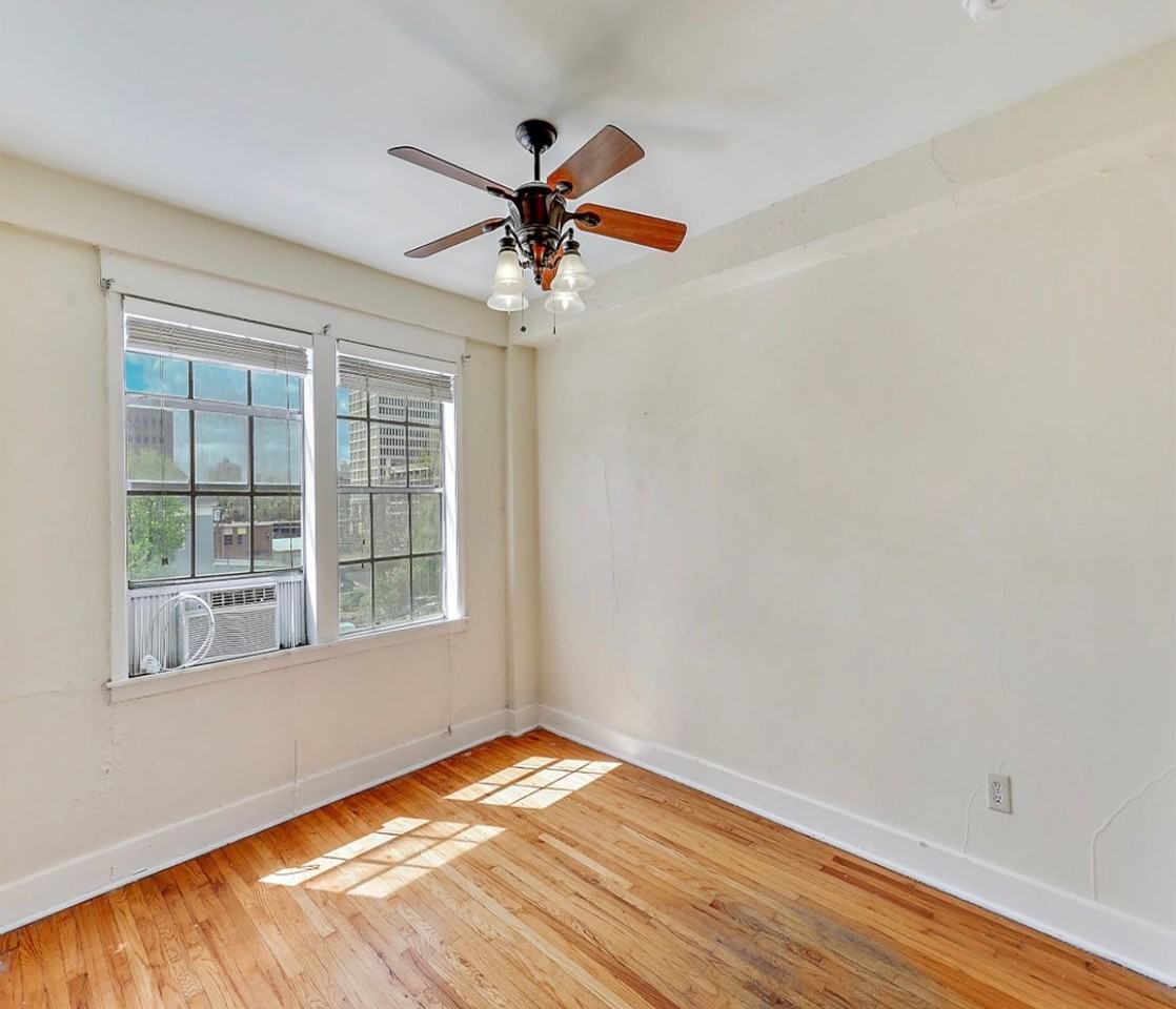 721 N State St - Photo 3 of 7
