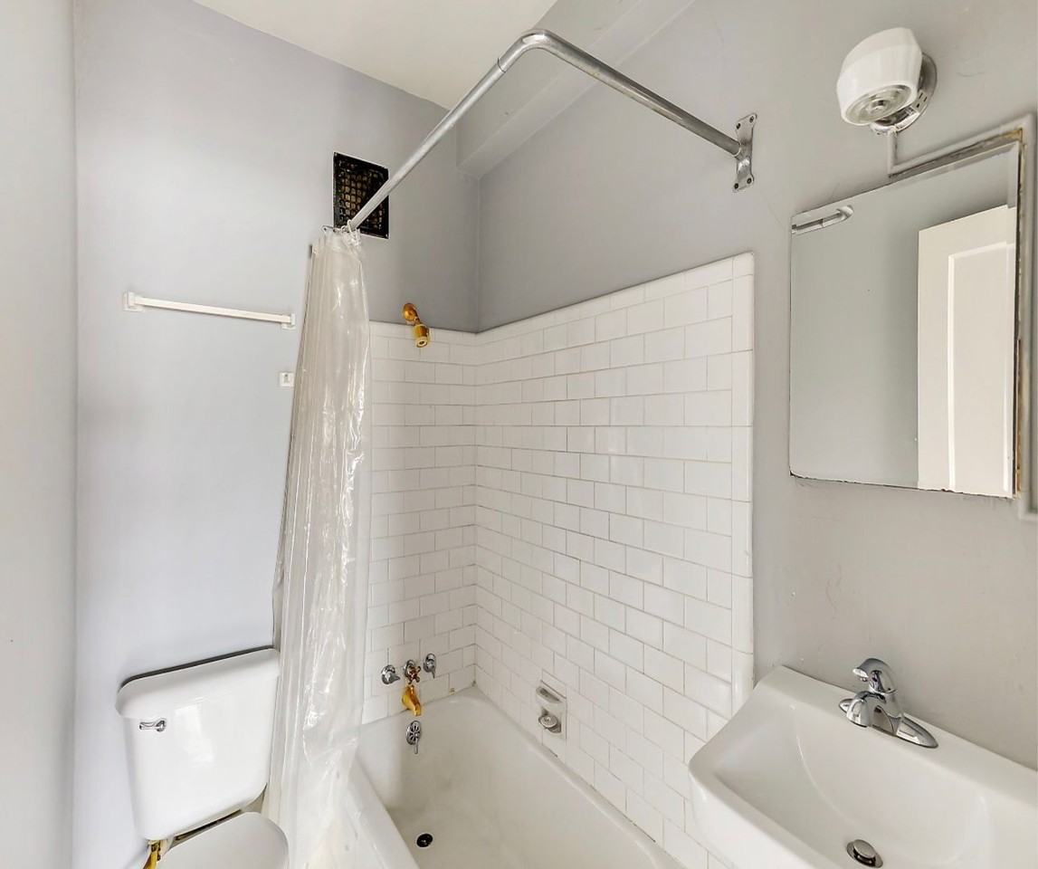 721 N State St - Photo 4 of 7