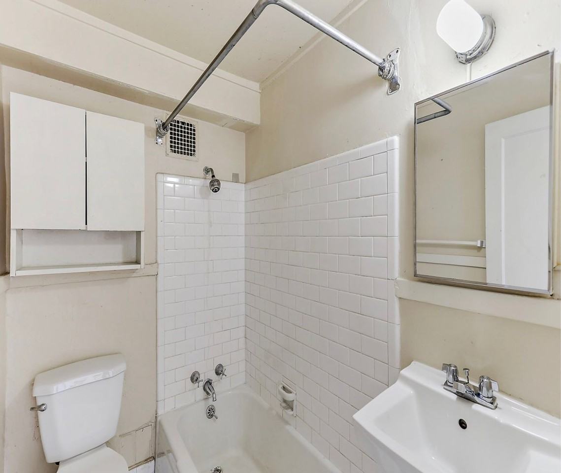 721 N State St - Photo 5 of 7