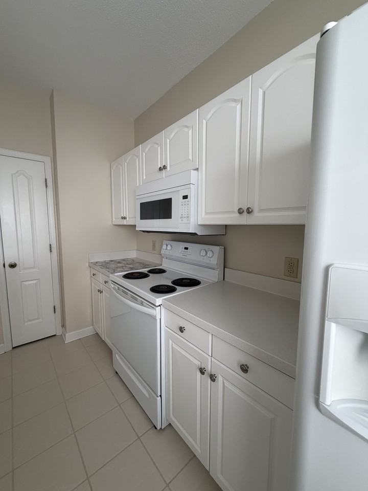200 Willow Green Dr #B - Photo 2 of 25