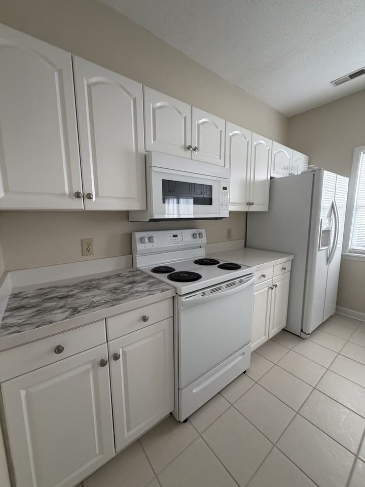 200 Willow Green Dr #B - Photo 4 of 25