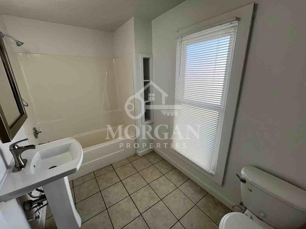 921 W 9th St #1 - Photo 5 of 9